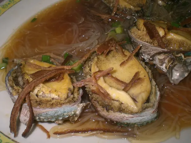Foto von Gebratene Seeohren-Steaks mit Zitronen-Knoblauch-Butter – fertig angerichtet
