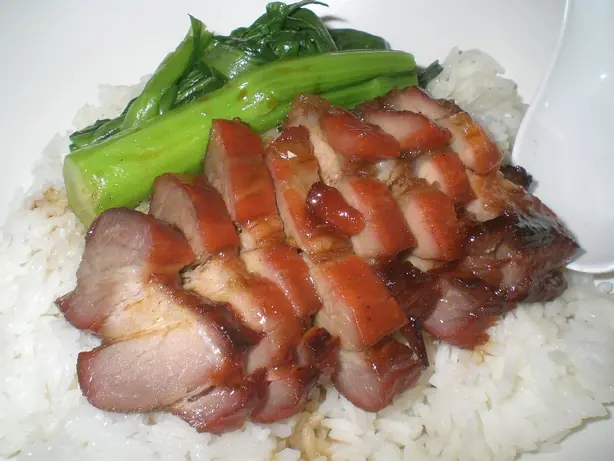 HK Mongkok Maxims BBQ Meat Rice Lunch with Green vegetable – Foto: Fellipores (CC BY-SA 3.0)