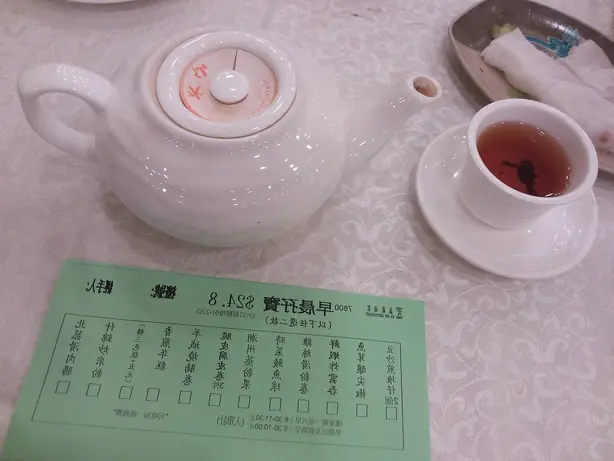 HK 上環 Sheung Wan 樂古道 Lok Ku Road 中源中心 Midland Centre 嘉豪酒家 Ka Ho Restaurant tableware food menu June 2019 SSG – Foto: Tam Ivyamild MOAIDM (CC BY-SA 4.0)
