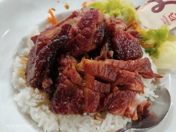 HKU 香港大學 Pok Fu Lam Road campus 莊月明文娛中心 Chong Yuet Ming Building 餐廳 Canteen 午餐 Lunch 燒味 siu mei 叉燒飯 Char Siu Rice February 2023 Px3 02 – Foto: Honahjs LWUEIMAHAG (CC BY-SA 4.0)