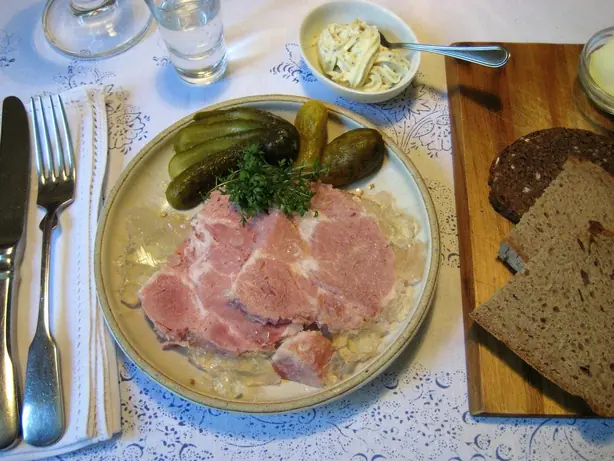 Foto von Holsteiner Sauerfleisch – fertig angerichtet
