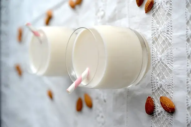Foto von Hausgemachte Mandelmilch – fertig angerichtet
