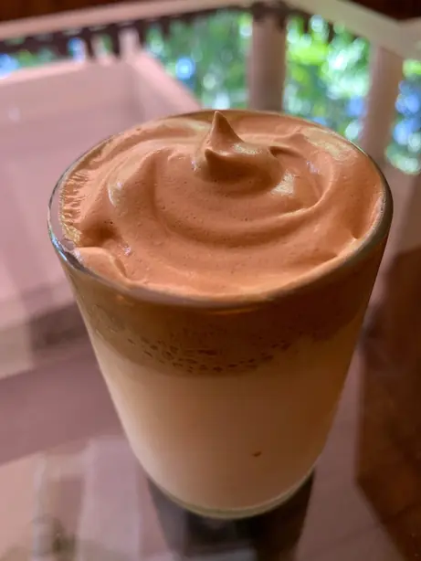 Foto von Dalgona Coffee (Koreanischer Schaumkaffee) – fertig angerichtet