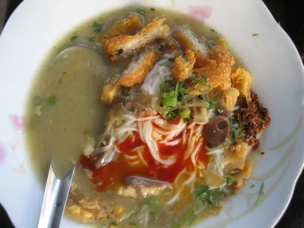 Foto von Mezali phu thoke (Birmanischer Kassienblüten-Salat) – fertig angerichtet