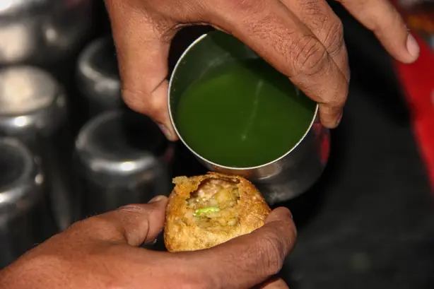 Foto von Panipuri (Indische Golgappa) – fertig angerichtet