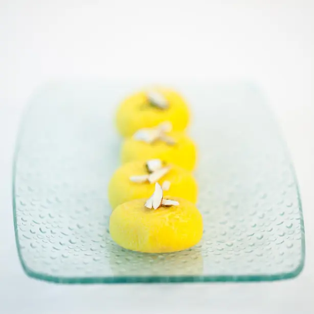 Indian Sweet Dessert Peda in a glass plate – Foto: Prashant Sahu (CC BY-SA 4.0)