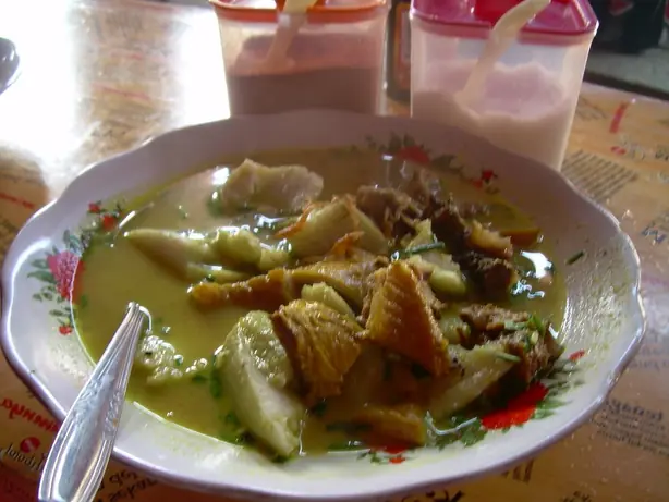 Foto von Empal Gentong (Cireboner Rindfleischsuppe) – fertig angerichtet