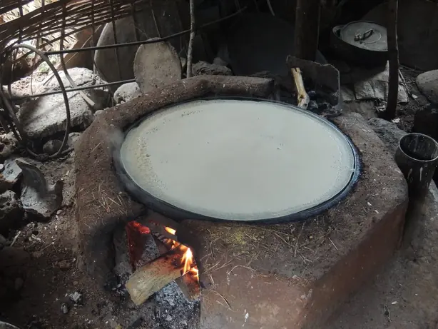 Foto von Injera (Äthiopisches Fladenbrot) – fertig angerichtet