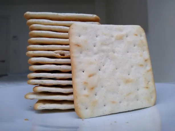 Foto von Klassische Cream Cracker (Hausgemacht) – fertig angerichtet
