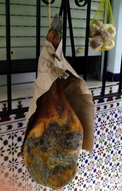Foto von Pescaíto Frito (Traditionelle andalusische Fischfritüre) – fertig angerichtet