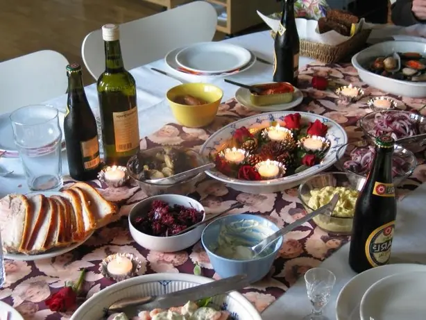 Foto von Traditionelles dänisches Julefrokost (Weihnachts-Buffet) – fertig angerichtet