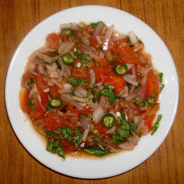Foto von Kachumber – Frischer indischer Tomaten-Gurken-Salat – fertig angerichtet