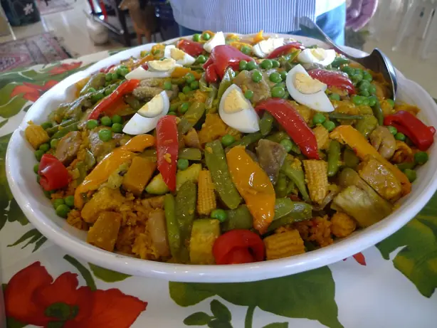Foto von Bringhe (Philippinische Kokos-Paella) – fertig angerichtet