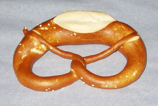 Foto von Klassische bayerische Laugenbrezeln – fertig angerichtet