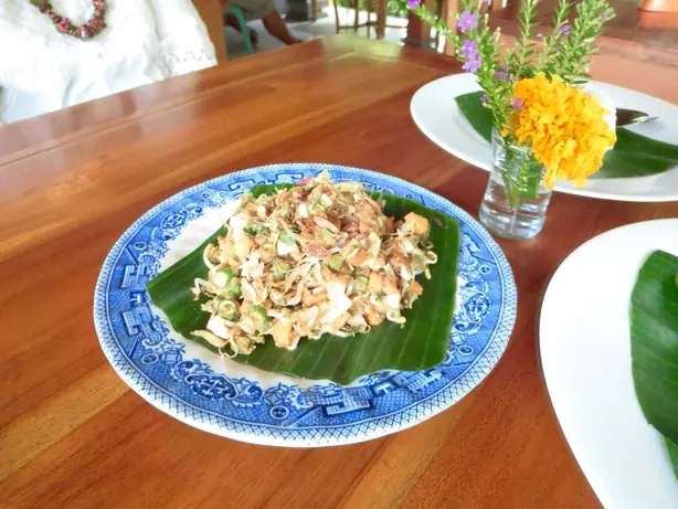 Foto von Karedok (Indonesischer Rohkostsalat mit Erdnusssoße) – fertig angerichtet