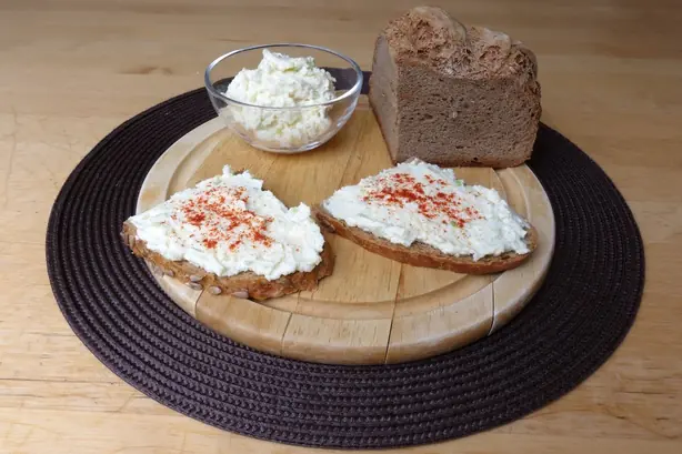 Foto von Klassischer bayerischer Kartoffelkäs – fertig angerichtet