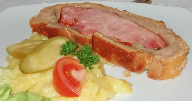 Foto von Klassischer Kasseler mit Sauerkraut und Kartoffelstampf – fertig angerichtet