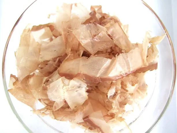 Foto von Klassische Japanische Dashi-Brühe (Awase Dashi) – fertig angerichtet