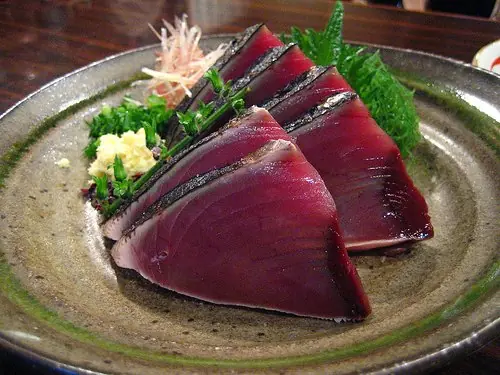 Foto von Klassisches Thunfisch-Tataki mit Ingwer und Soja – fertig angerichtet