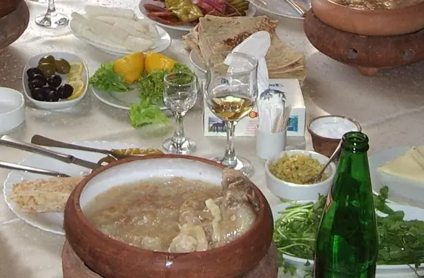 Foto von Chasch (Traditionelle Armenische Rinderfuß-Suppe) – fertig angerichtet