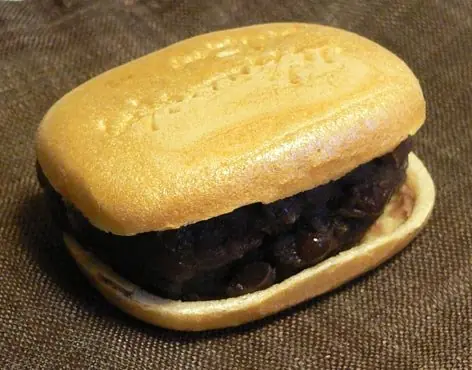 Foto von Japanisches Monaka (Knusper-Waffeln mit süßer Azuki-Füllung) – fertig angerichtet