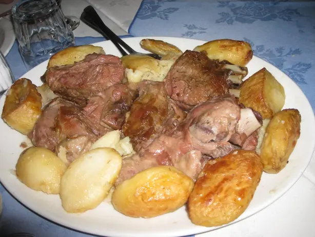 Foto von Traditionelles Kleftiko (Griechisches Lamm aus dem Pergament) – fertig angerichtet