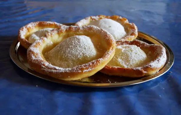 Foto von Traditionelle Knieküchle (Auszogne) – fertig angerichtet