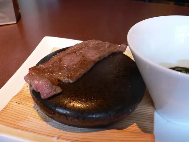 Foto von Ishiyaki: Japanisches Wagyu-Grillen auf heißem Vulkanstein – fertig angerichtet