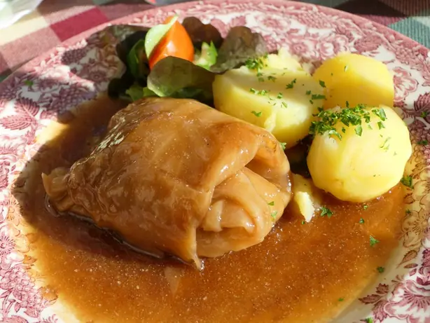 Foto von Klassische Kohlrouladen (Wirsingrouladen) – fertig angerichtet