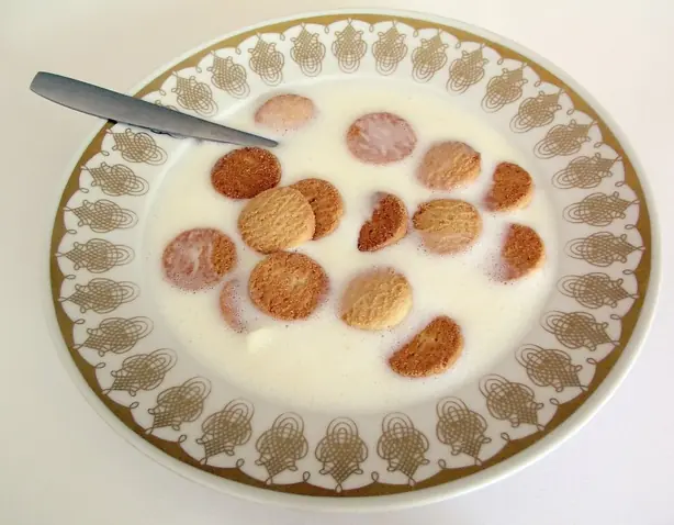 Foto von Dänische Koldskål (Zitronen-Buttermilch-Kaltschale) – fertig angerichtet