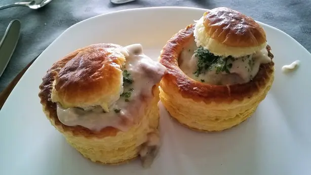 Foto von Klassische Bouchées à la Reine (Königin-Pastetchen) – fertig angerichtet
