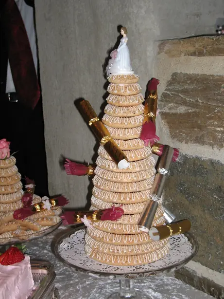 Foto von Kransekage (Skandinavischer Kranzkuchen) – fertig angerichtet