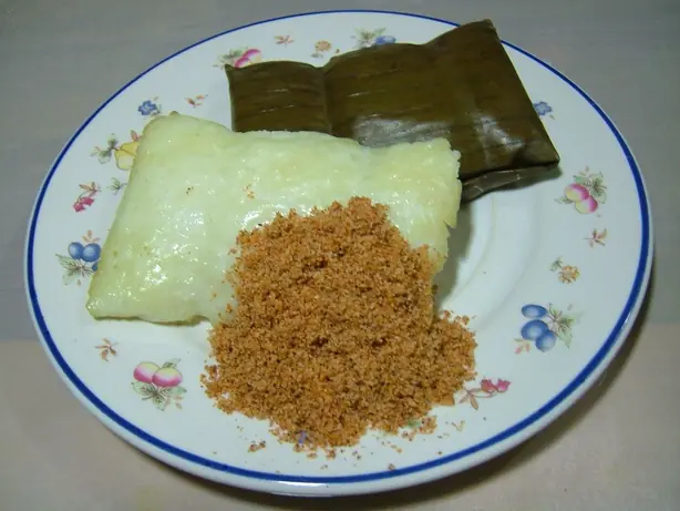Foto von Burasa (Indonesischer Kokosreis in Bananenblättern) – fertig angerichtet