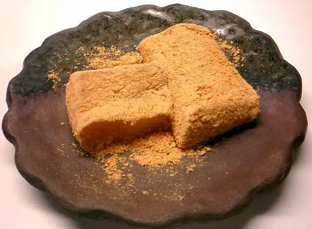 Foto von Klassisches Warabimochi (Japanisches Farnstärke-Gelee) – fertig angerichtet