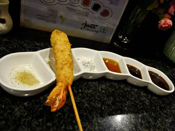 Foto von Kushikatsu (Japanische frittierte Spieße) – fertig angerichtet