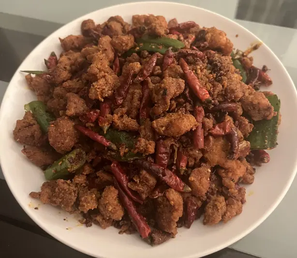 Foto von Chinesisches Hähnchen mit Chilies (Laziji) – fertig angerichtet