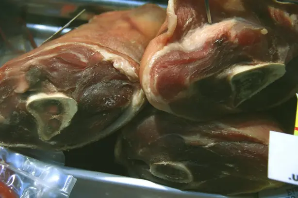 Foto von Galicischer Lacón mit Stielmus (Lacón con grelos) – fertig angerichtet