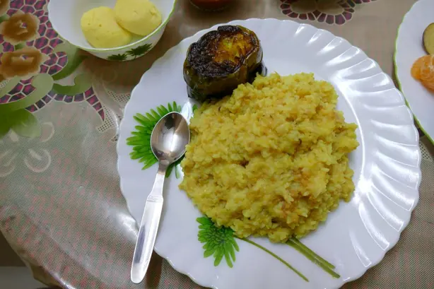 Foto von Indisches Khichdi (Khichri) – Klassisches Reis-Linsen-Gericht – fertig angerichtet