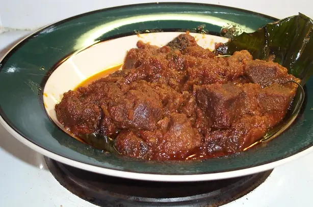 Foto von Original Indonesisches Rinder-Rendang (Rendang Daging) – fertig angerichtet