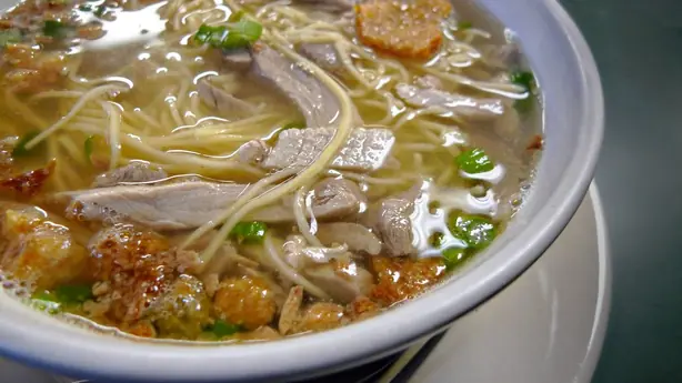Foto von La Paz Batchoy (Philippinische Nudelsuppe) – fertig angerichtet