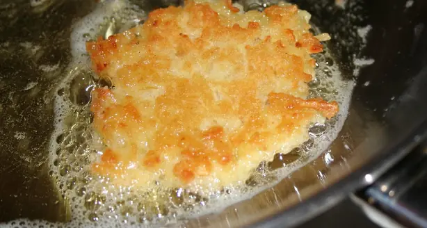 Foto von Klassische Kartoffel-Latkes – fertig angerichtet