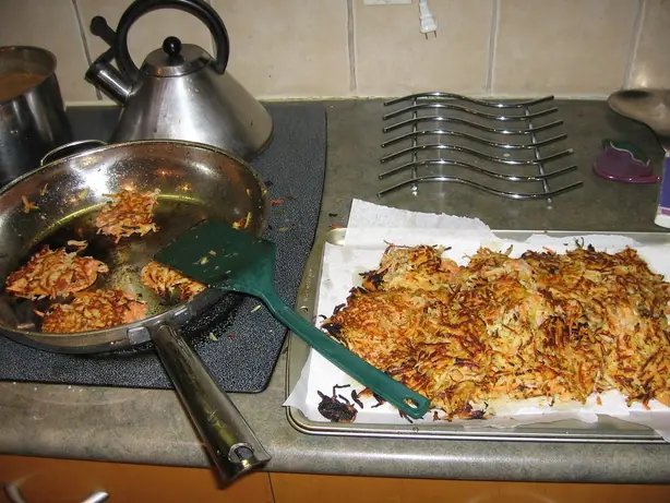 Latkes frying – Foto: No machine-readable author pro (CC BY-SA 3.0)