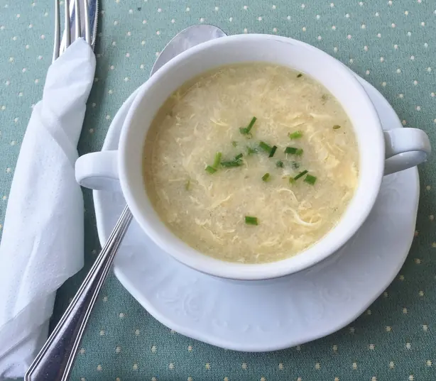 Foto von Klassische Geröstete Grießsuppe – fertig angerichtet
