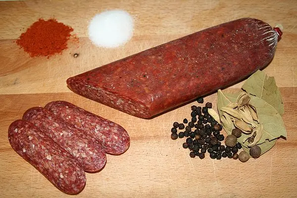 Foto von Lukanka (Bulgarische Rohwurst) – fertig angerichtet