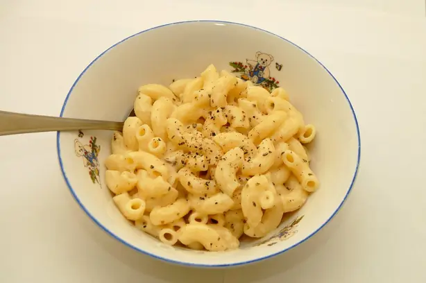 Foto von Klassisches Macaroni and Cheese (Makkaroni mit Käse) – fertig angerichtet