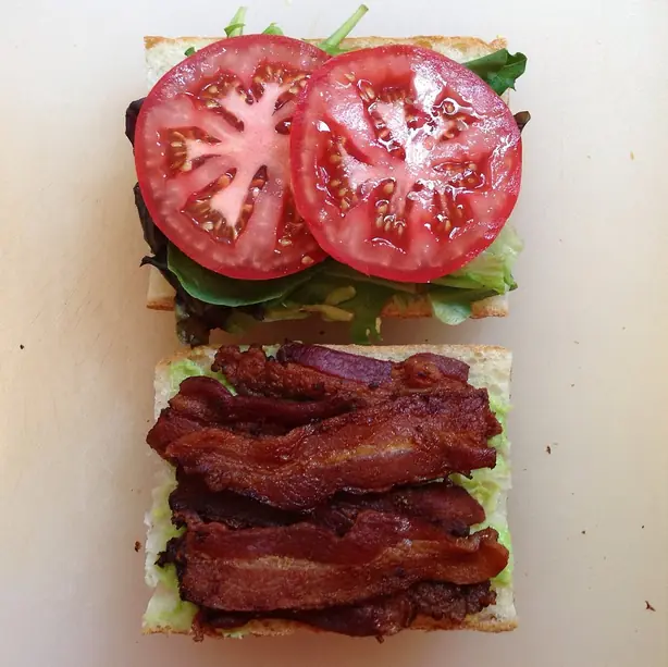 Making a BLT sandwich with avocado and basil mayonnaise – Foto: Joy (CC BY 2.0)