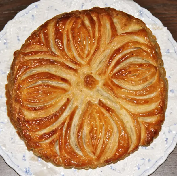 Foto von Galette des Rois (Französischer Dreikönigskuchen) – fertig angerichtet