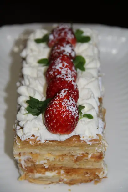 Foto von Klassisches Mille-feuille (Vanilleschnitte) – fertig angerichtet