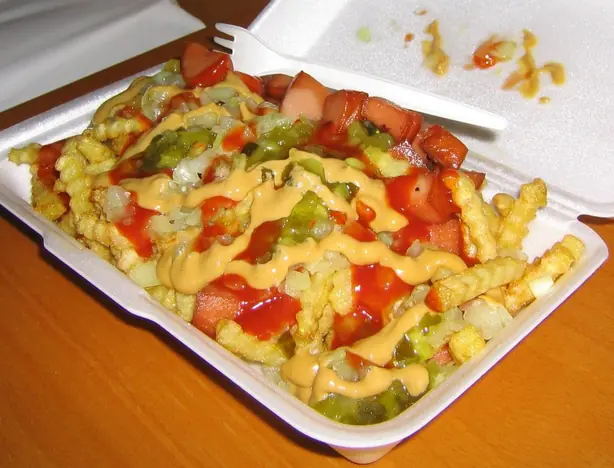 Foto von Finnische Makkaraperunat (Wurstkartoffeln) – fertig angerichtet