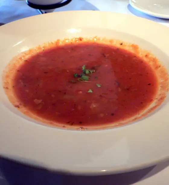 Foto von New England Clam Chowder (Cremige Muschelsuppe) – fertig angerichtet